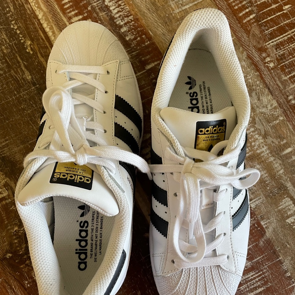 BRAND NEW WHITE ADIDAS - US WOMENS 8